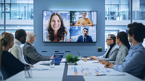 Organizations are moving beyond debates over ‘where’ employees work to focus on maximizing productivity and collaboration. Emphasizing the importance of virtual workspaces that integrate with existing tools.